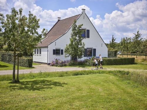 Roggel Villa | Farmhouse in Limburg with Sauna & Whirlpool