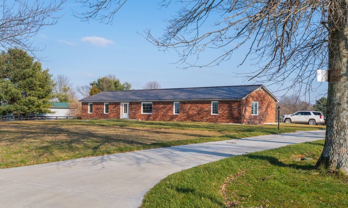 Winchester House | Farmhouse living within sight of Lexington - Horse Paddock available
