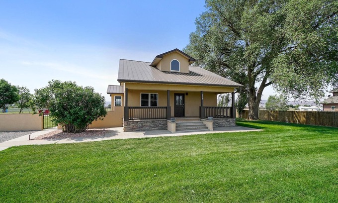 Fruita House | Farmhouse: Luxury Living with Outdoor Oasis