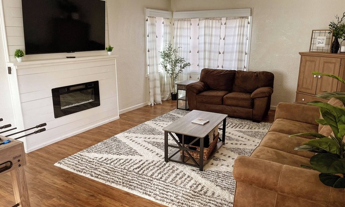 Thatcher House | Farmhouse Retreat with deck and fire pit, very family friendly & great location