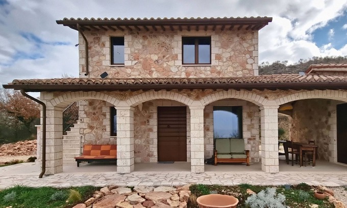 Gualdo Cattaneo Apartment | Farmhouse with panoramic views surrounded by forest in the center of Umbria