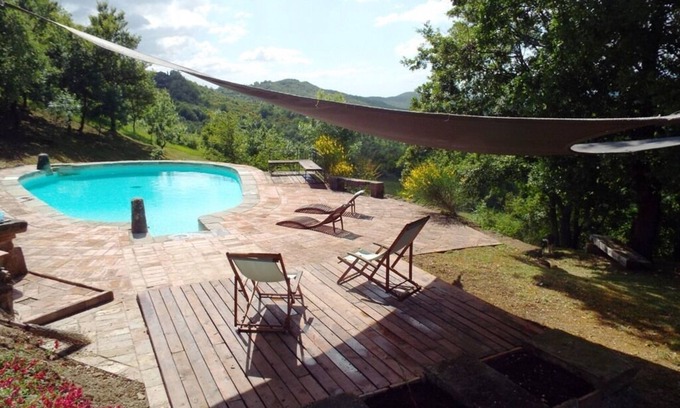 Monteguidi Apartment | Farmlhouse with pool in idyllic rural setting
