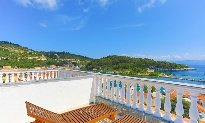 Gaios Apartment | Faros Dio: Gaios studio, sea views, private sun-loungers
