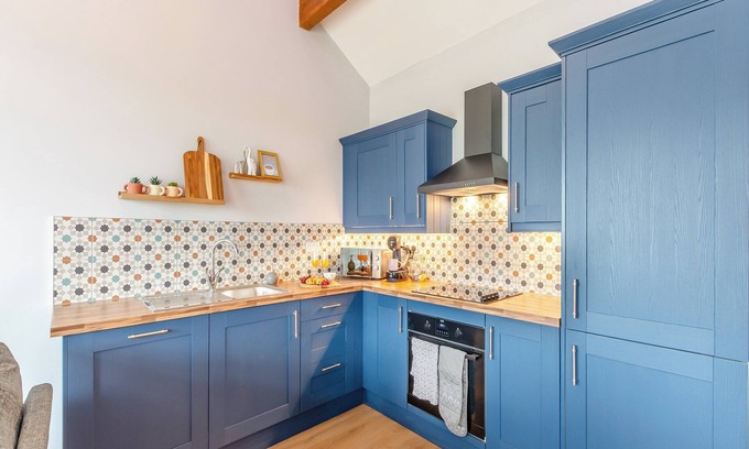 Oldfield Cottage | Farways Den is a quirky two-bedroom holiday home with stunning views of Worth Valley.