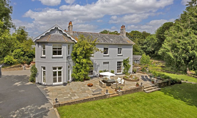 Dartmouth House | Farwell House - a house that sleeps 8 guests in 4 bedrooms