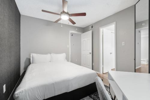 Brentwood Apartment | Fascinating Modern Luxe 1B in Austin Pool BBQ