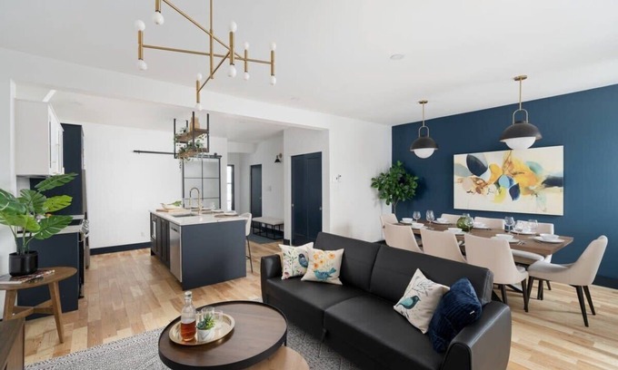 Mile End Apartment | Fashion District of MTL- 3BD 3BA+parking