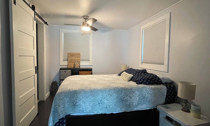 Onsted Cottage | *Faster Horses /Nascar* *Lakefront Cottage/Key West Vibe* Kayaks/Paddle Boat