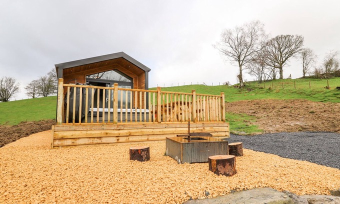 Llandrindod Wells Cottage | FAWN’S REST, romantic, with hot tub in Rhayader