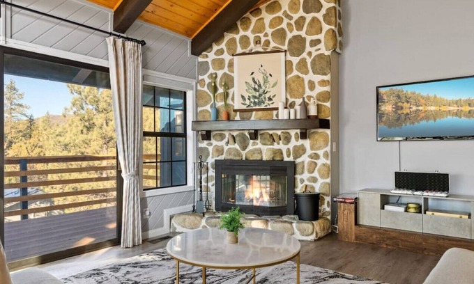 Whispering Forest House | Feather Mountain Chalet + Ski Slope Views+ Pets
