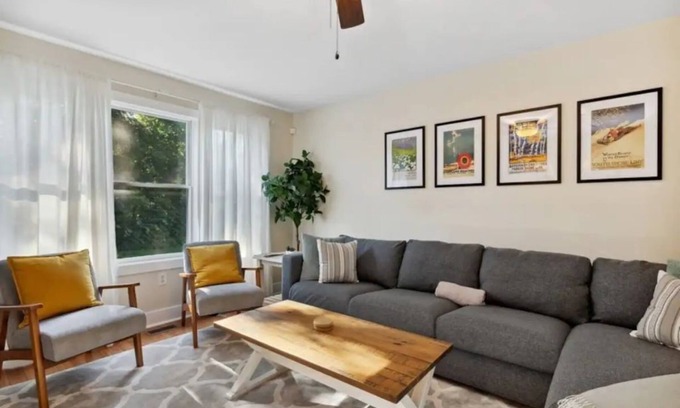 Three Oaks House | Featherbone Farmhouse- Comfy Gem 1 Block to Town. Perfect for families & groups!