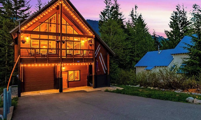 Hyak Ski Chalet | Feature: Skiing, Sledding, Snoqualmie Summit East
