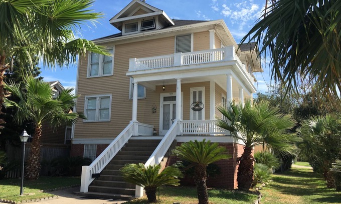 San Jacinto House | Featured in Oct Coast Magazine! Pirate House with mini nightclub & Pirate Pub!