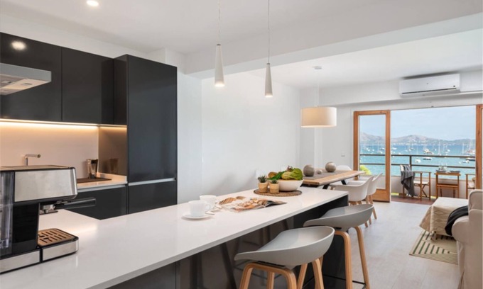 Puerto de Pollensa Apartment | Feel the sea breeze in this stylish beachfront apartment