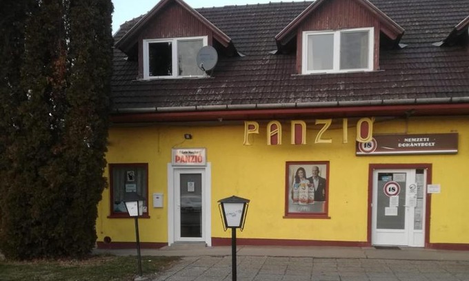 Tata House | Fekete Macska Panzió