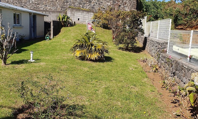 La Plaine des Cafres House | Fenced house BBC garage