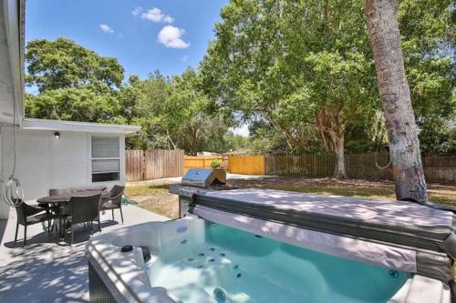 Sarasota Springs House | Fenced in With Jacuzzi Close to Siesta Key Bridge!