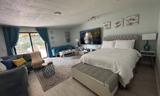 BallenIsles Apartment | Fenced Studio with private parking ,access to patio and backyard .