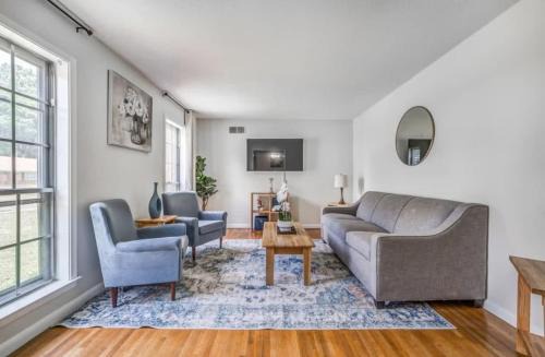 Parkway Village House | Fenced Yard Centrally Located-Parkway Village Pad