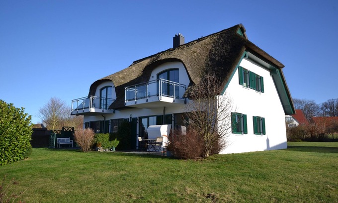 Dassow Apartment | Ferien am Meer in der Wunderschönen Albatros: mit Reetdach, Sauna und Viel Platz