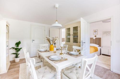 Joachimsthal House | Ferienhaus Goldene Zeit I Terasse I Parkplatz I 3 SZ I 2 Bäder I 2 min zum See
