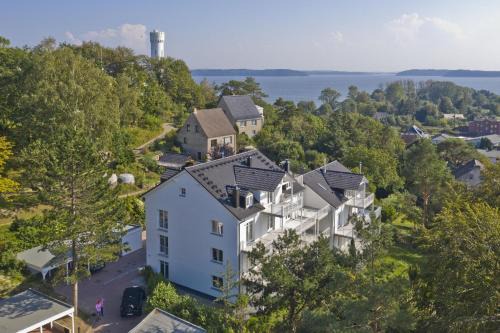 Lietzow Apartment | Ferienresidenz Zwei Bodden FeWo2-8 - Balkon, Sauna, Kamin