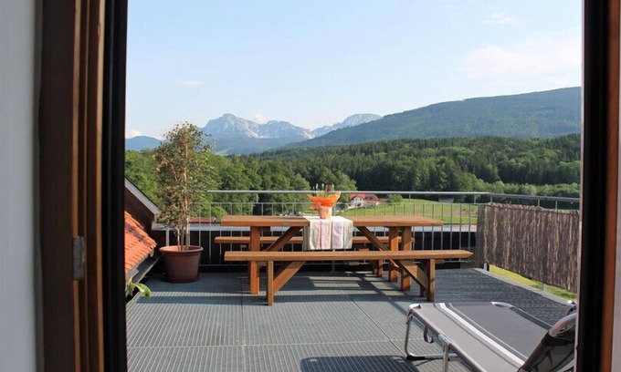 Teisendorf Apartment | Ferienvilla Dachgeschoß mit Sonnenterrasse, 94qm