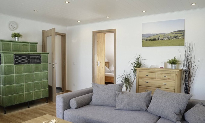 Todtnauberg Apartment | Ferienwohnung Bergnescht 1 Typ D, 85qm, drei Schlafzimmer, ein Wohnzimmer, Küche, Badezimmer, Balkon und Kachelofen