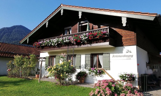 Grashof Apartment | Ferienwohnung Emilia mit Bergblick (Westen)