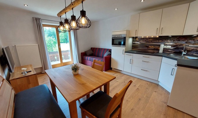 Schleching Apartment | Ferienwohnung für 2 Personen, 45 m², Wohnzimmr, Schlafzimmer, Dusche/wc, Balkon, Wlan