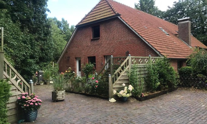 Augustfehn Apartment | Ferienwohnung Gulfhaus, mit Sauna und großem Garten