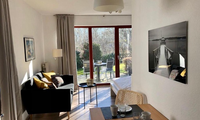 Gustow Apartment | Ferienwohnung-Klaus-Stoertebeker-mit-Sonnenterrasse-Garten-zwischen-Strand-Wald-und-Wiese
