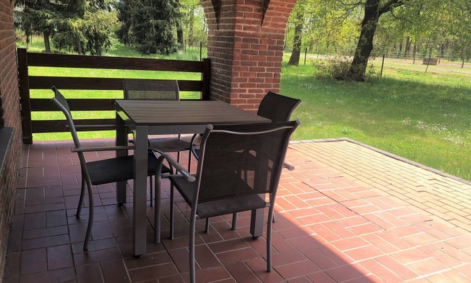 Sassenburg Apartment | Ferienwohnung mit Terrasse