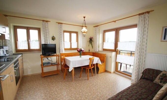 Kirchanschoring Apartment | Ferienwohnung Staufen, 50 qm, 2 Schlafzimmer, 4 Personen, Nichtraucher, Balkon mit Bergblick, Obergeschoß