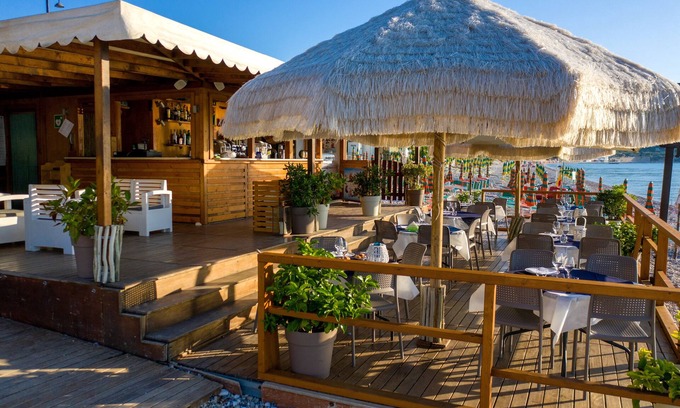 Mattinata House | Ferienwohnung Ulivo mit Pool und Privatstrand
