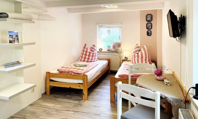 Dorgenhausen Apartment | Ferienzimmer Apfel - Ferienzimmer Elsterblick