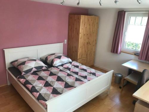 Wilhelmsdorf Apartment | Ferienzimmer Oelhaf Zimmer in Rosé Self Check-In mit Key-Tresore