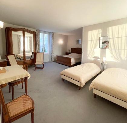 Formigny Bed & Breakfast | Ferme fortifiée d Enguenard