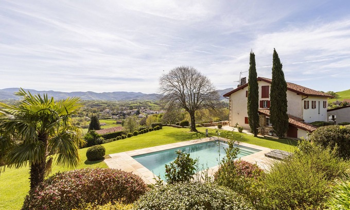 Sare House | Ferme Labourdine avec piscine 5 étoiles - Sare