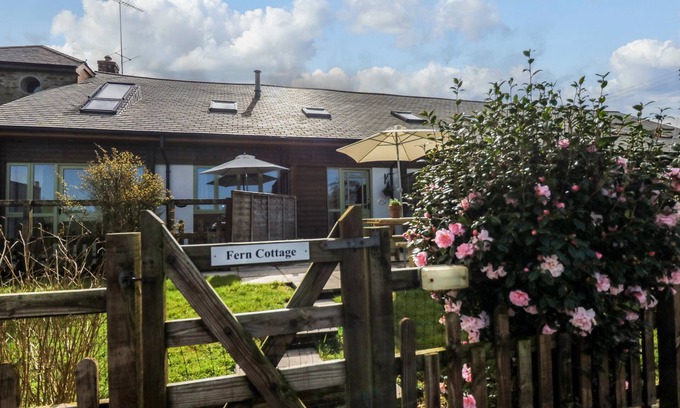 Hele Cottage | FERN COTTAGE, pet friendly, character holiday cottage in West Down