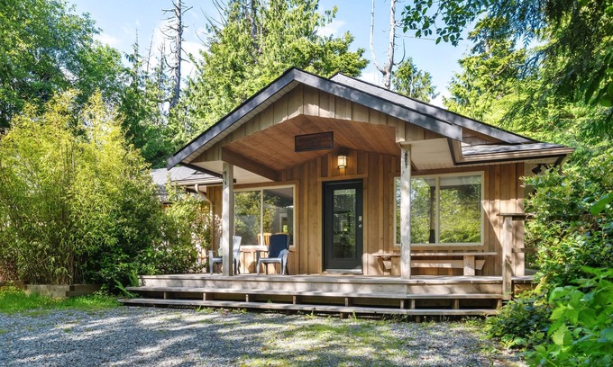 Tofino House | Fernwood By the Sea-N. Chesterman, Hot Tub, Surf