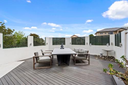 Welcome Bay House | Fernwood Escape - Tauranga Holiday Home