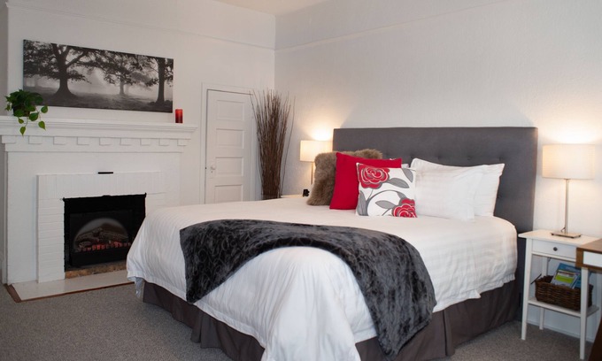 Fernwood Apartment | Fernwood House - Renovated Large King Bed Studio ★ ★ ★ ★ ★
