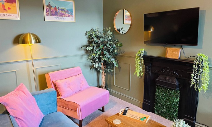 Pembroke Dock Apartment | Ffau Bach - Little Den. Boutique Central Pembrokeshire.
