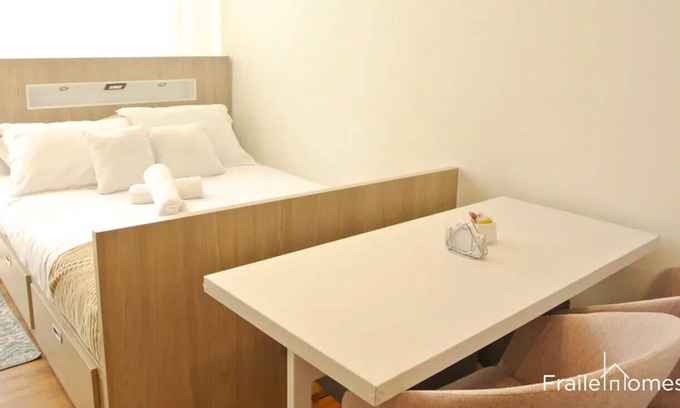 Chico Norte III Apartment | Fh ~ Central artsy studio in Chicó with terrace