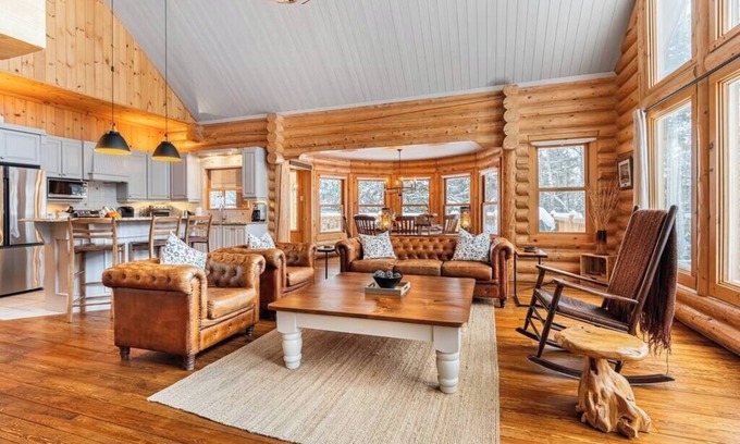 Fiddler Lake Resort House | Fiddler Lake Resort Chalet + Private Jacuzzi