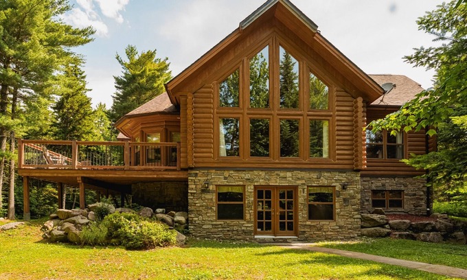 Fiddler Lake Resort House | Fiddler Lake Resort Chalet + Private Jacuzzi