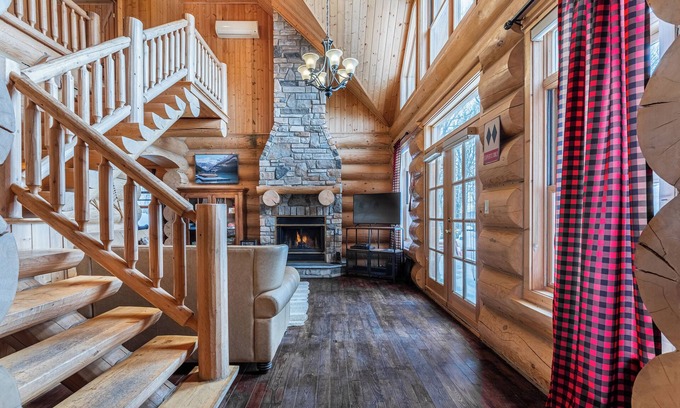 Fiddler Lake Resort House | Fiddler Lake Resort Chalet + Private Jacuzzi
