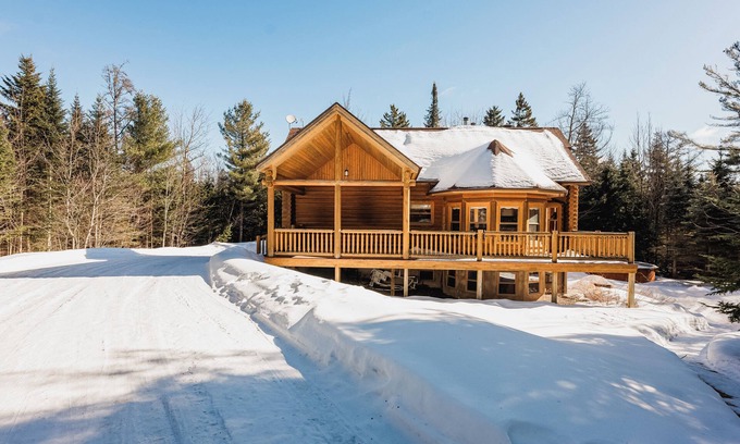 Fiddler Lake Resort House | Fiddler Lake Resort Chalet: Private Pool & Jacuzzi