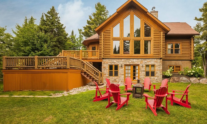 Fiddler Lake Resort House | Fiddler Lake Resort Chalet + Private Jacuzzi
